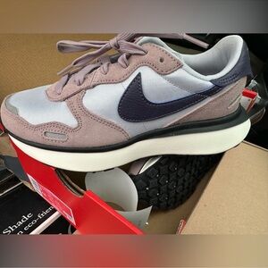 Nike Sneakers- NEW 💥💥